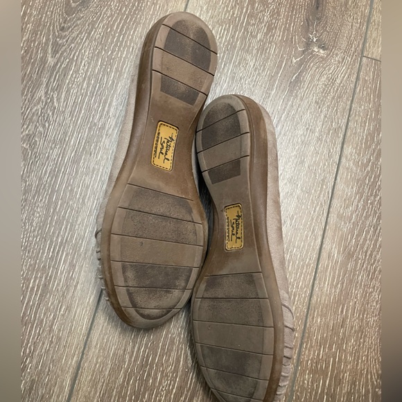Tan faux suede ballet flats size 9.5 - Picture 6 of 7